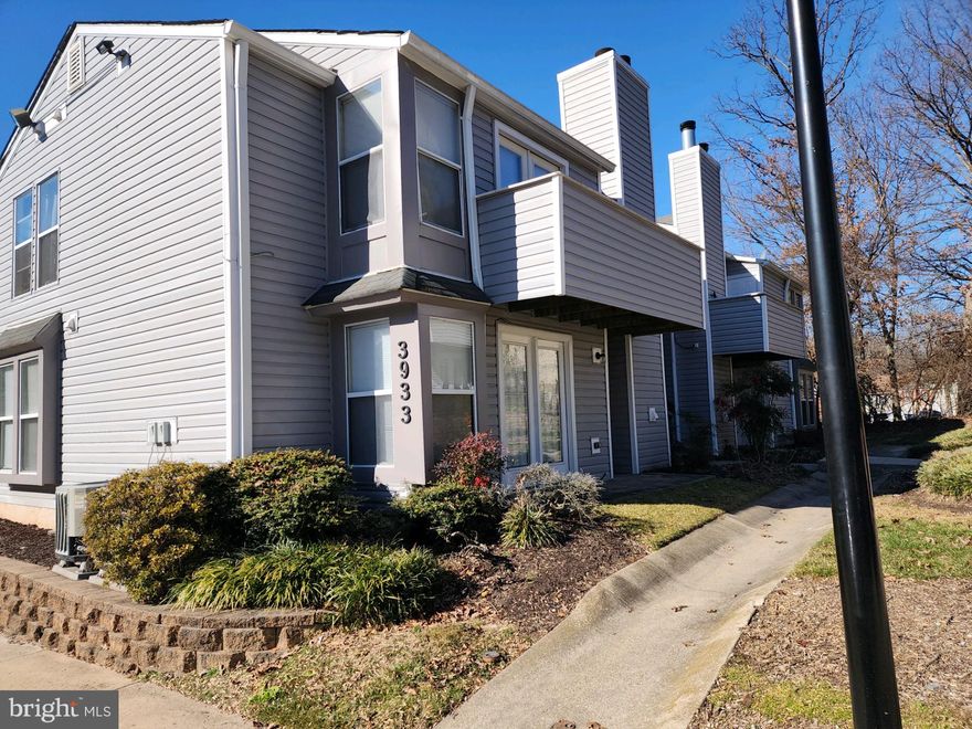 A beautiful and well maintained unit in a desirable location. The unit features 2 bedrooms with 2 full baths, freshly painted, hardwood flooring in the living room, stacked washer and dryer. It shows well.