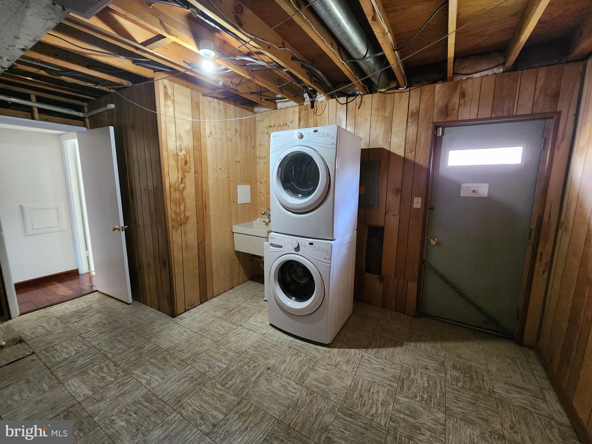 HOLMES RUN WOODS WEST - Residential Lease