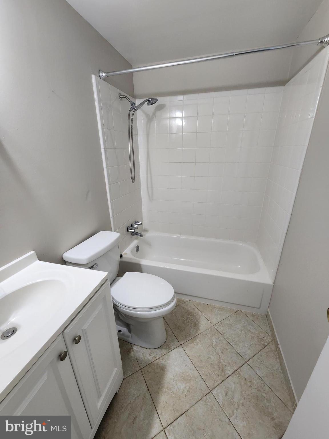 HOLMES RUN WOODS WEST - Residential Lease