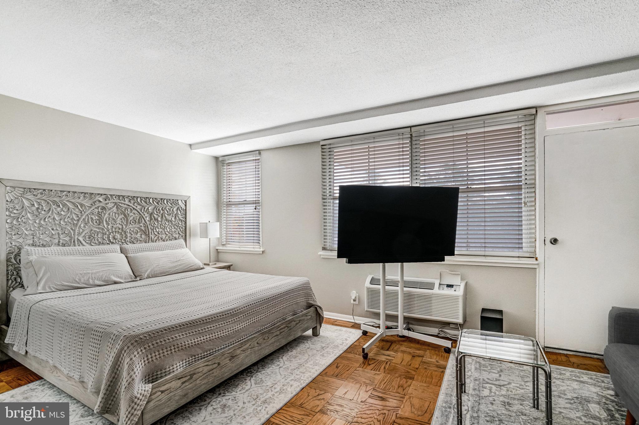 CIRCLE CONDOMINIUMS - Residential