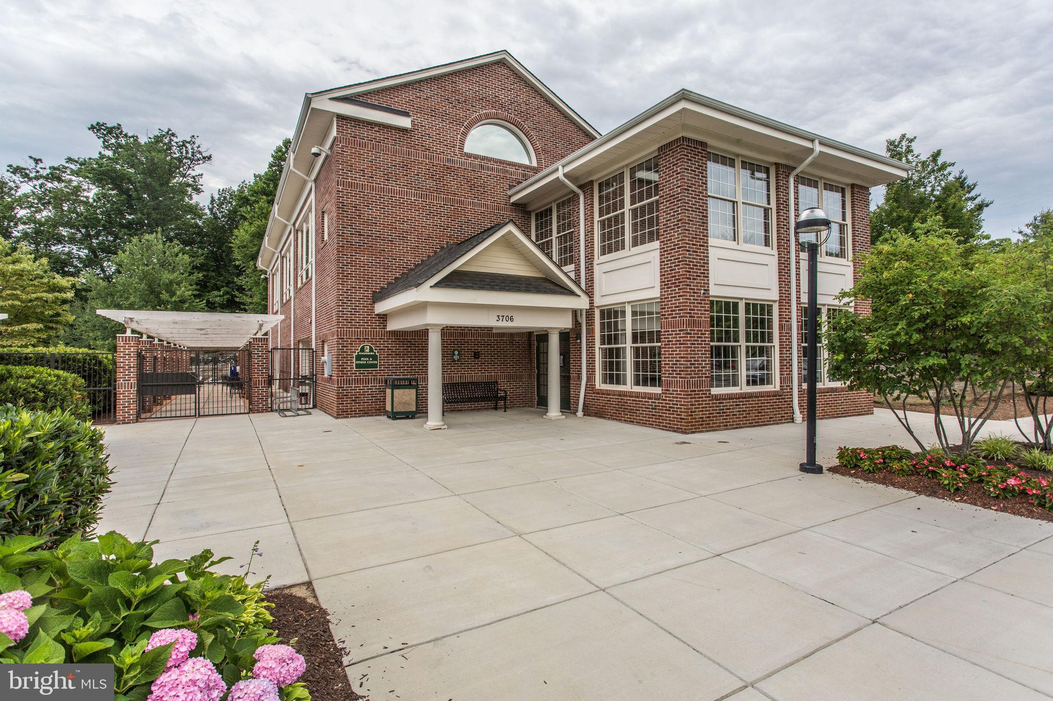 PENDERBROOK SQUARE CONDOMINIUMS - Residential Lease