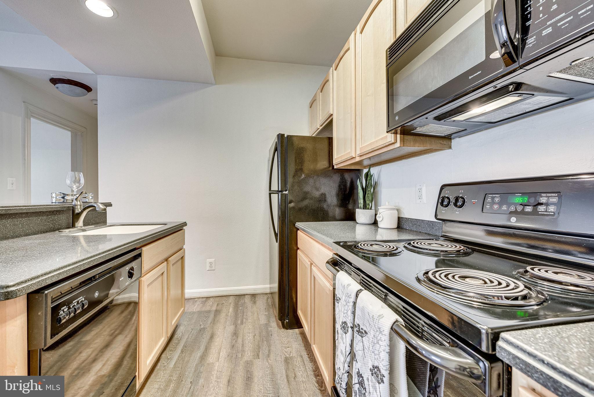 PENDERBROOK SQUARE CONDOMINIUMS - Residential Lease