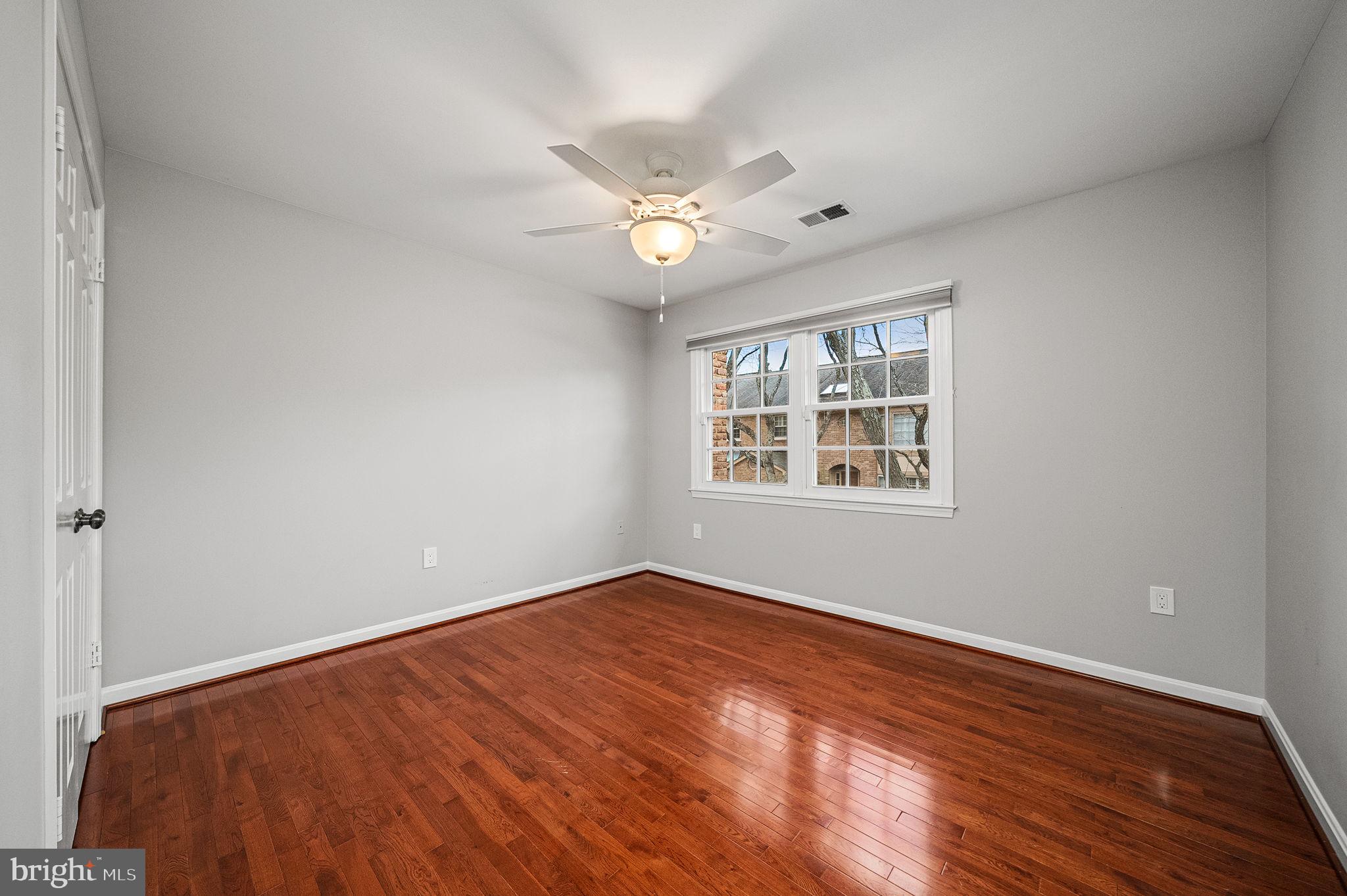 MC LEAN COURT - Residential