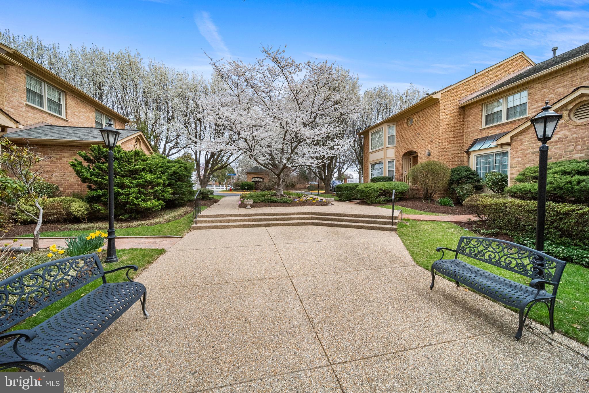 MC LEAN COURT - Residential