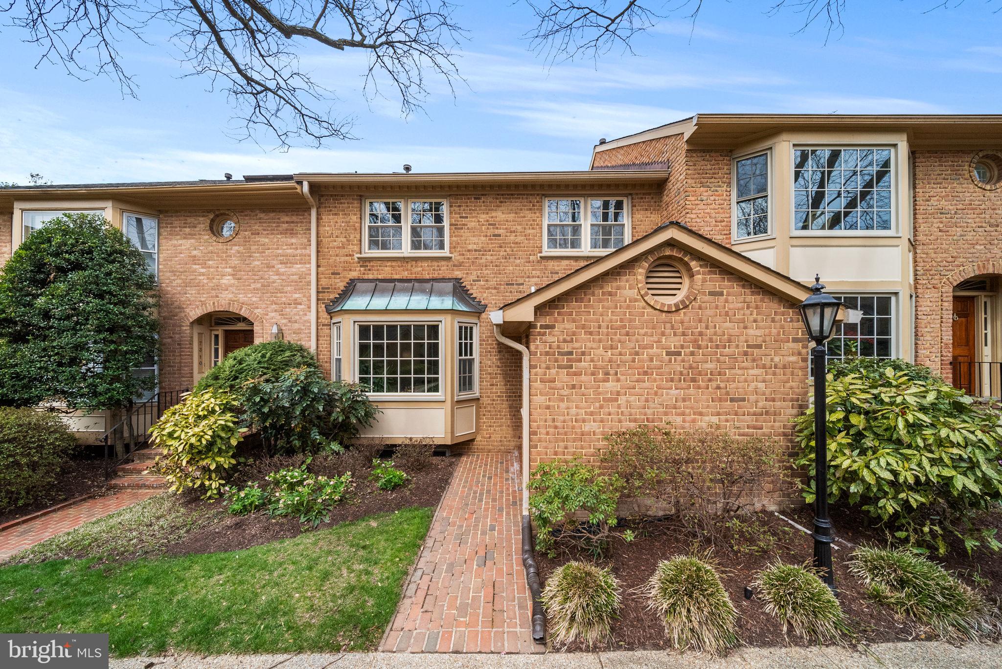 MC LEAN COURT - Residential