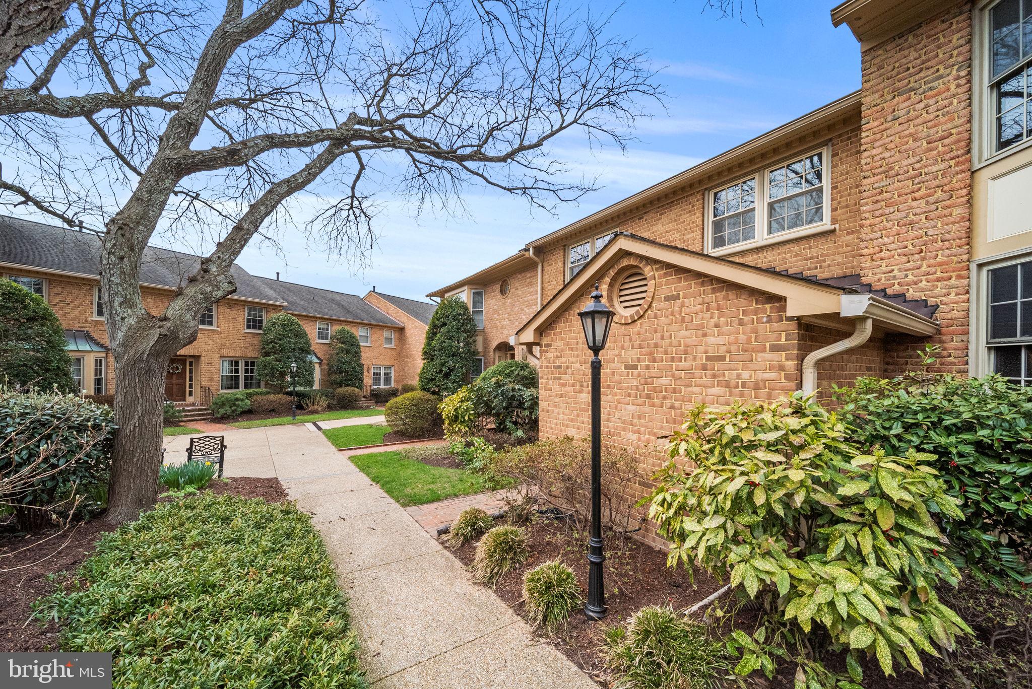 MC LEAN COURT - Residential