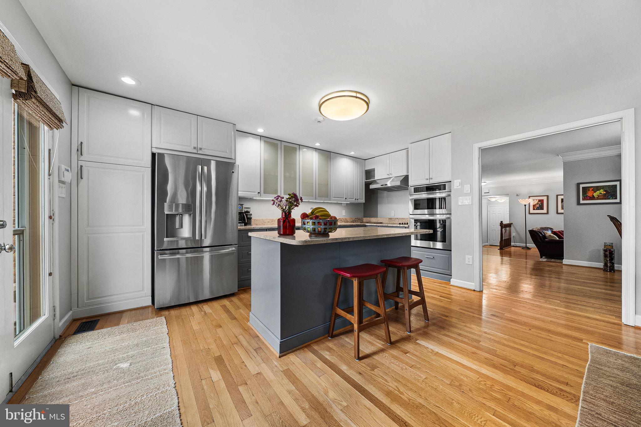 MC LEAN COURT - Residential