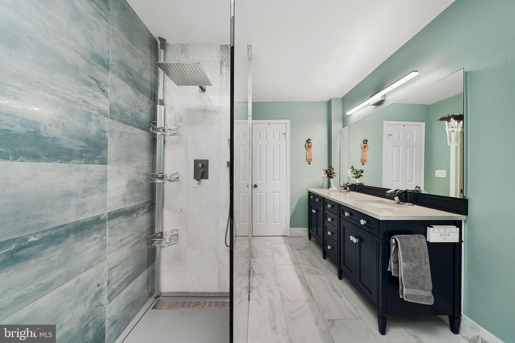 MC LEAN COURT - Residential