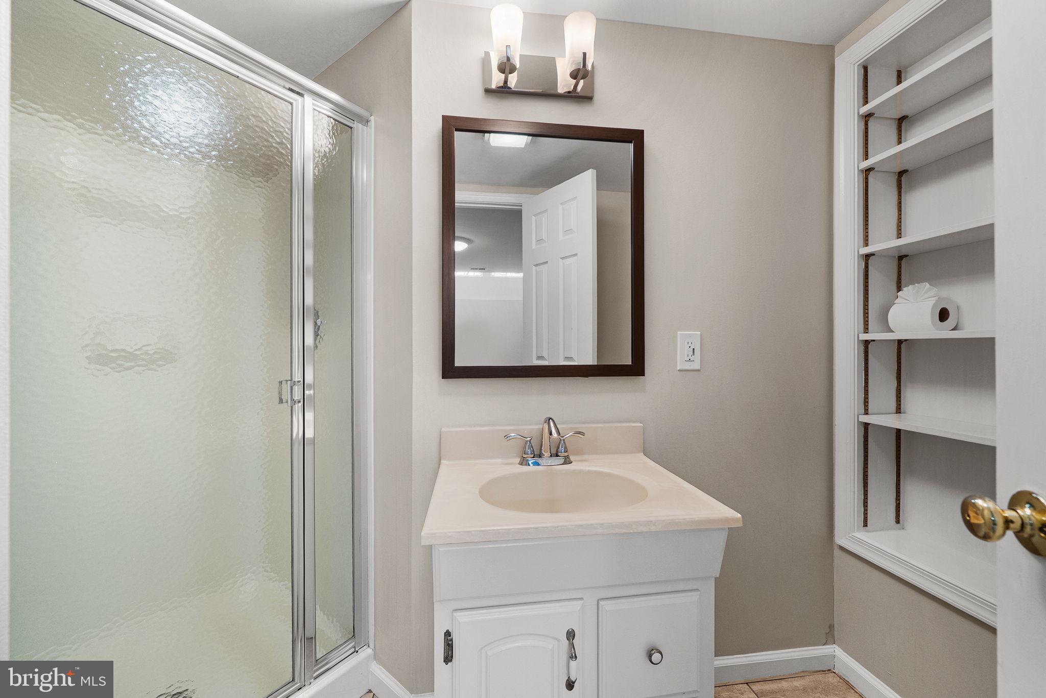 MC LEAN COURT - Residential