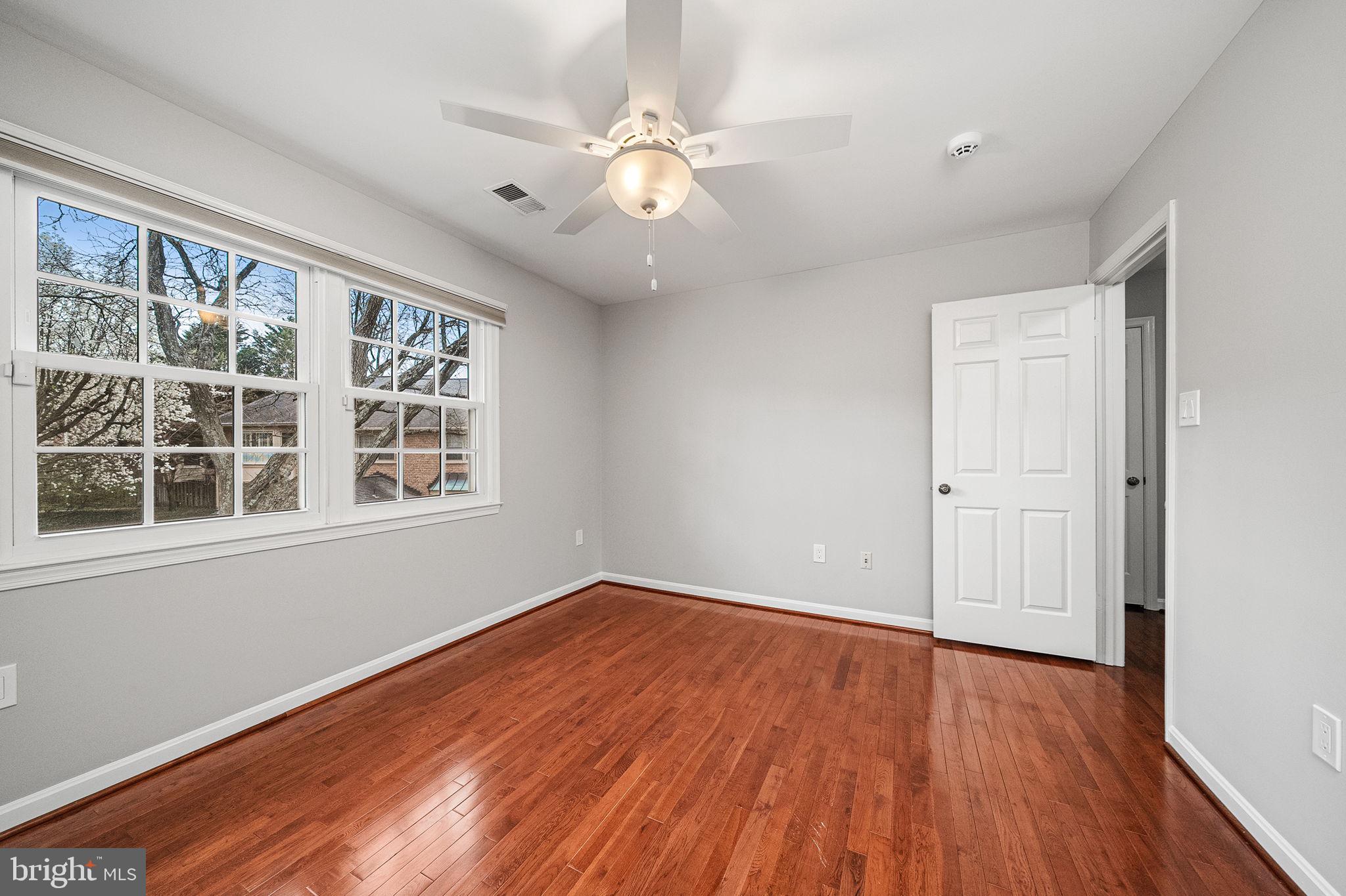 MC LEAN COURT - Residential