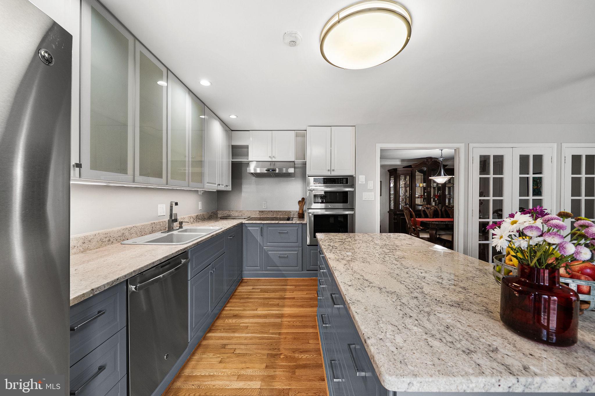 MC LEAN COURT - Residential