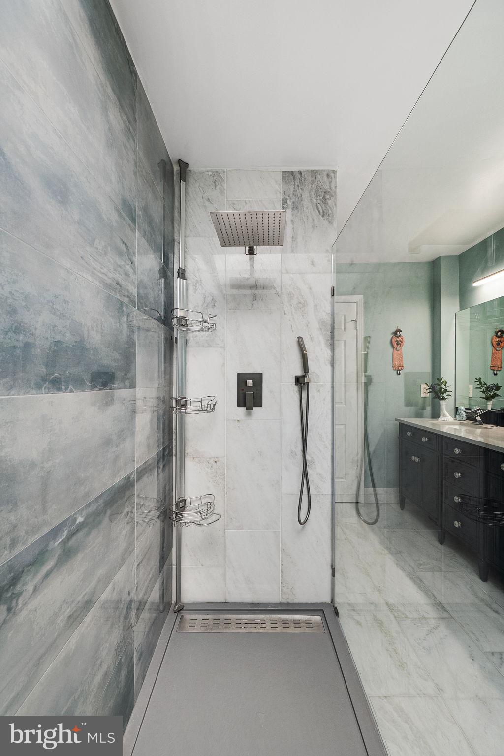 MC LEAN COURT - Residential