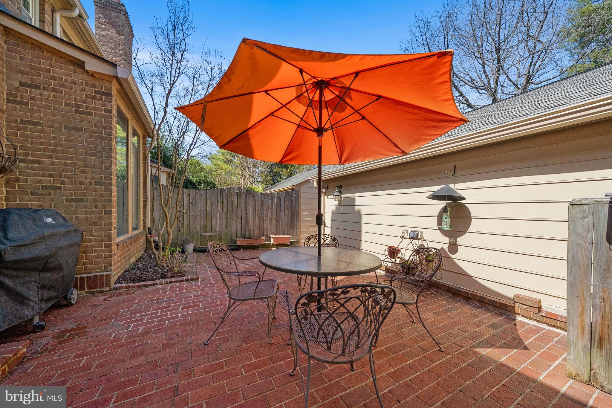 MC LEAN COURT - Residential