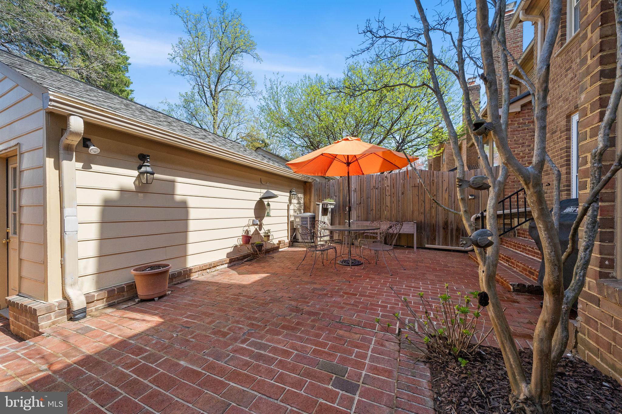 MC LEAN COURT - Residential