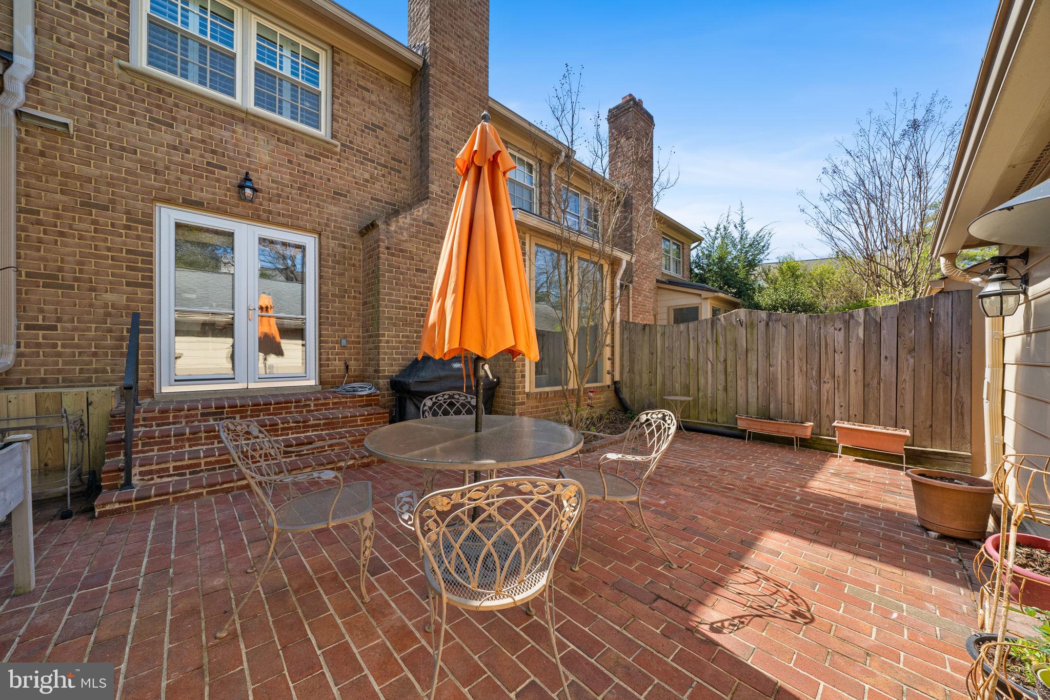 MC LEAN COURT - Residential