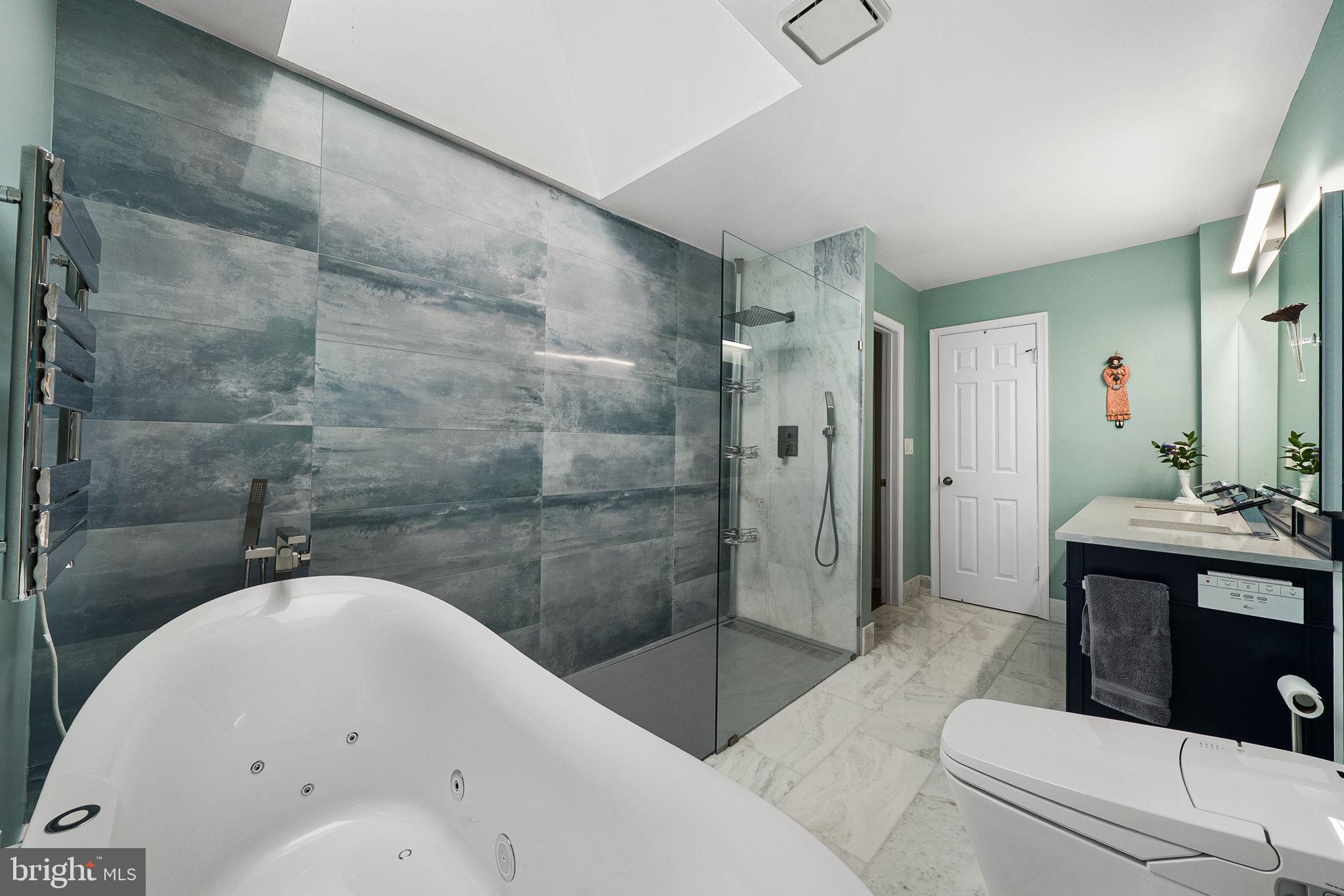 MC LEAN COURT - Residential