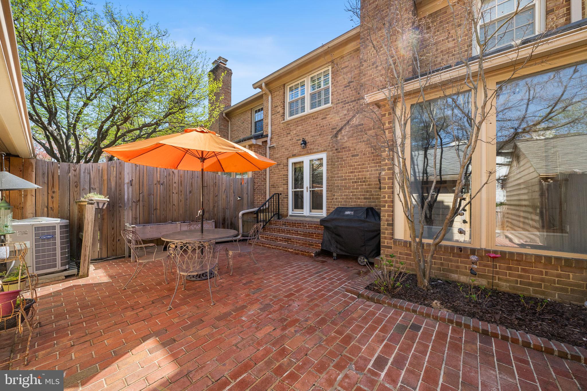 MC LEAN COURT - Residential