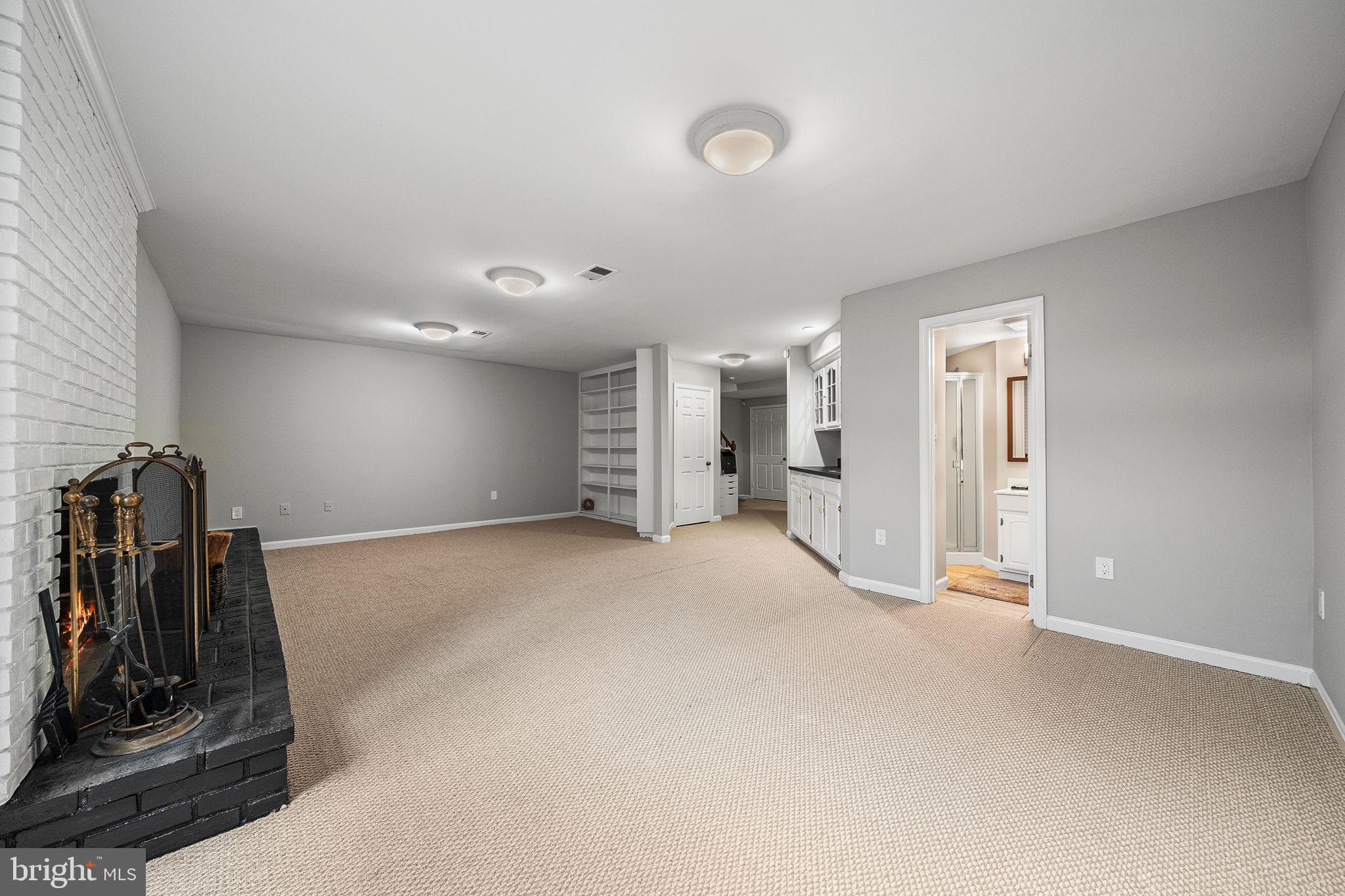 MC LEAN COURT - Residential