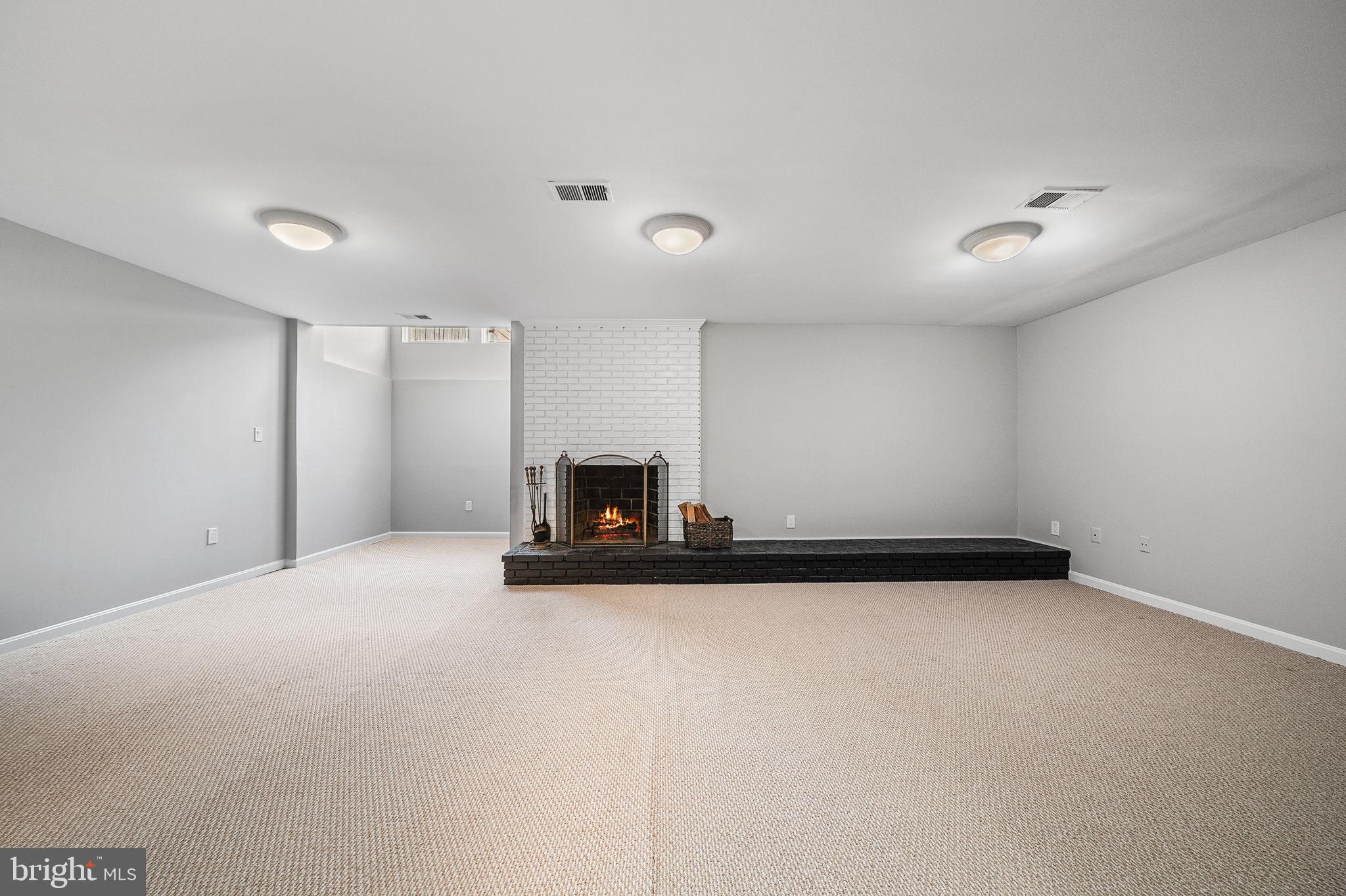 MC LEAN COURT - Residential