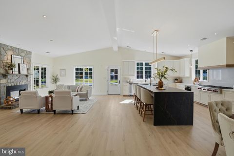 Photo of 300 Lewis Street NW, VIENNA, VA 22180 (MLS # VAFX2287636)