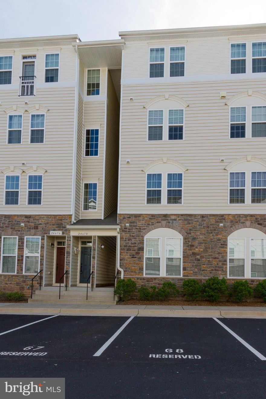 BEAUTIFUL 3 BEDROOM 2 FULL BATH CONDO W/GARAGE IN STONE RIDGE.  KITCHEN W/GRANITE COUNTER TOPS & HUGE BREAKFAST BAR. DINING RM & FAMILY RM OFF OF KITCHEN,  NEW CARPET AND FRESH PAINT. SPACIOUS MASTER SUITE W/ WALK-IN CLOSET & BEAUTIFUL MASTER BATH W/UPGRADED TILE & DUAL VANITIES. LARGE 2ND & 3RD BDRMS. TILE HALL BATH. LOTS OF LIGHT THRU OUT. FULL SIZE WASHER & DRYER. WONDERFUL COMMUNITY AMENITIES!