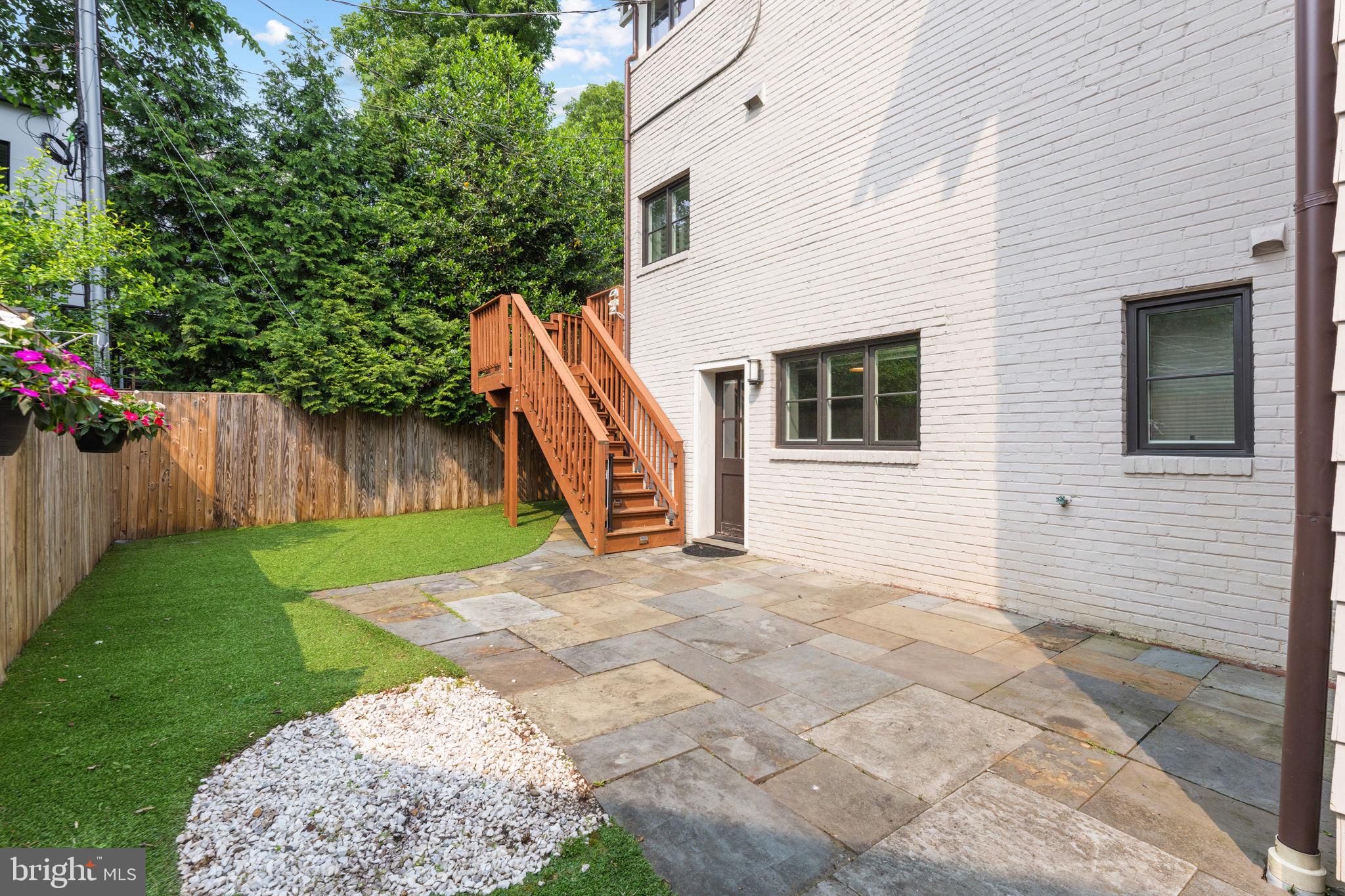 LYON VILLAGE - Residential