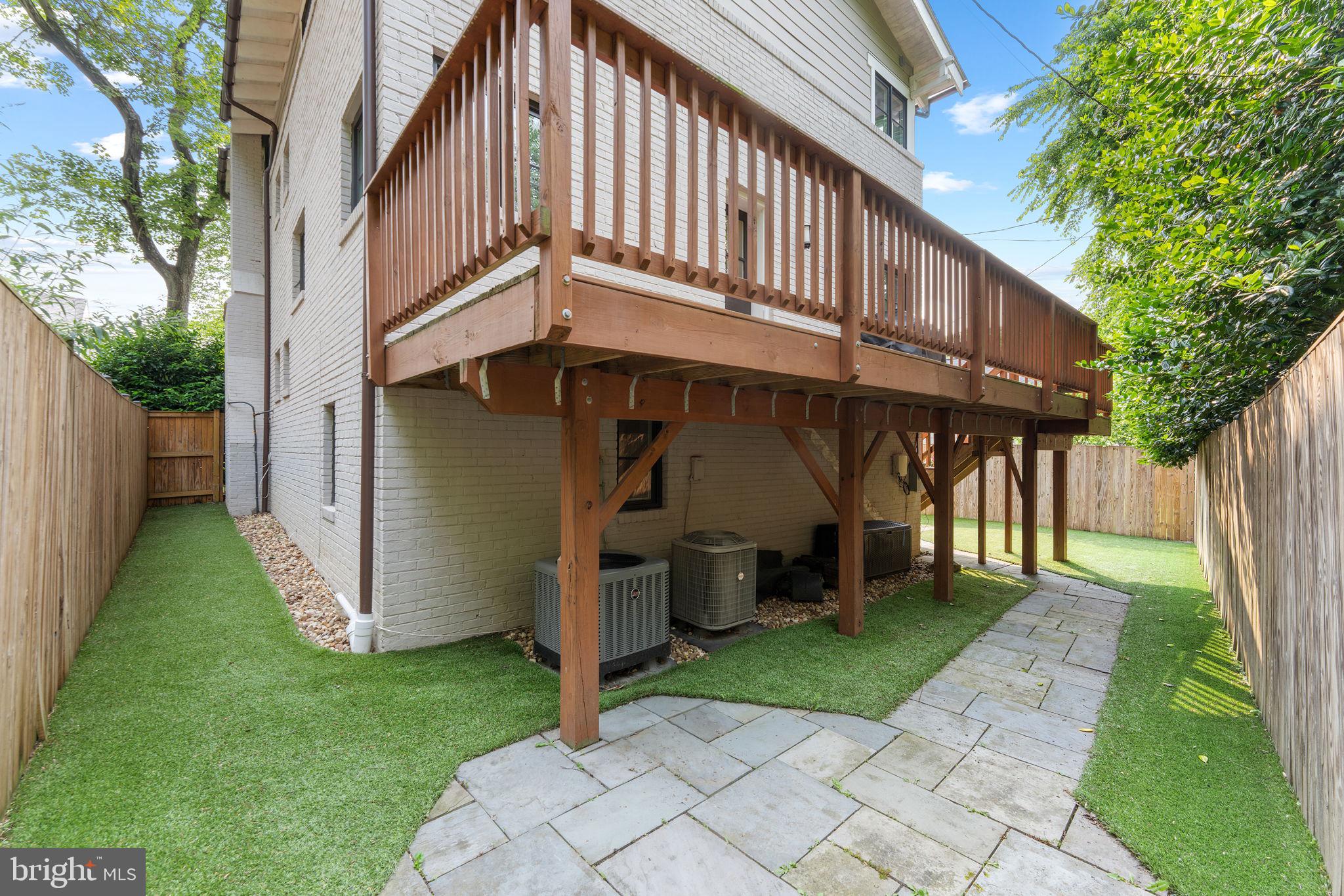 LYON VILLAGE - Residential