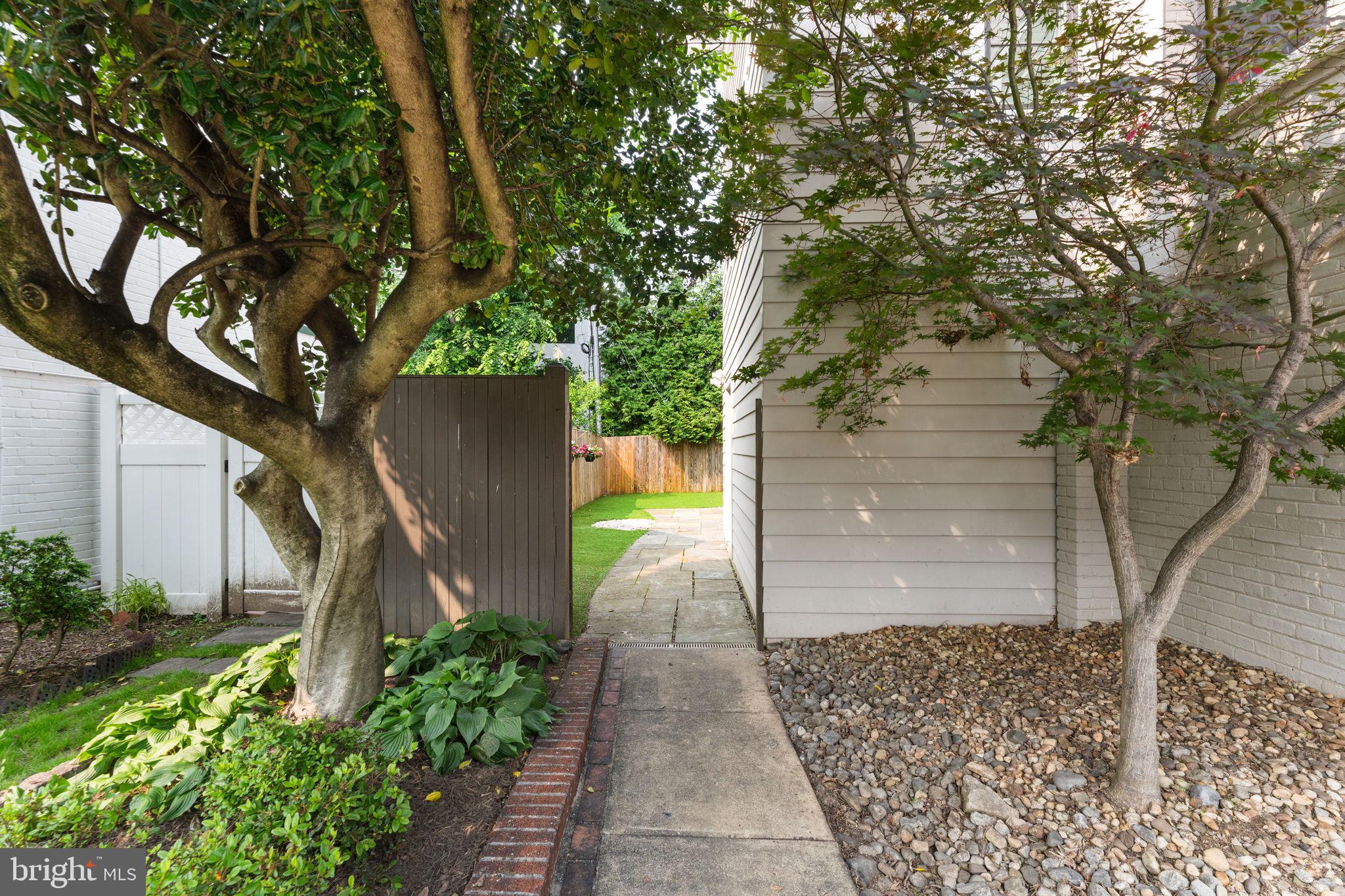 LYON VILLAGE - Residential