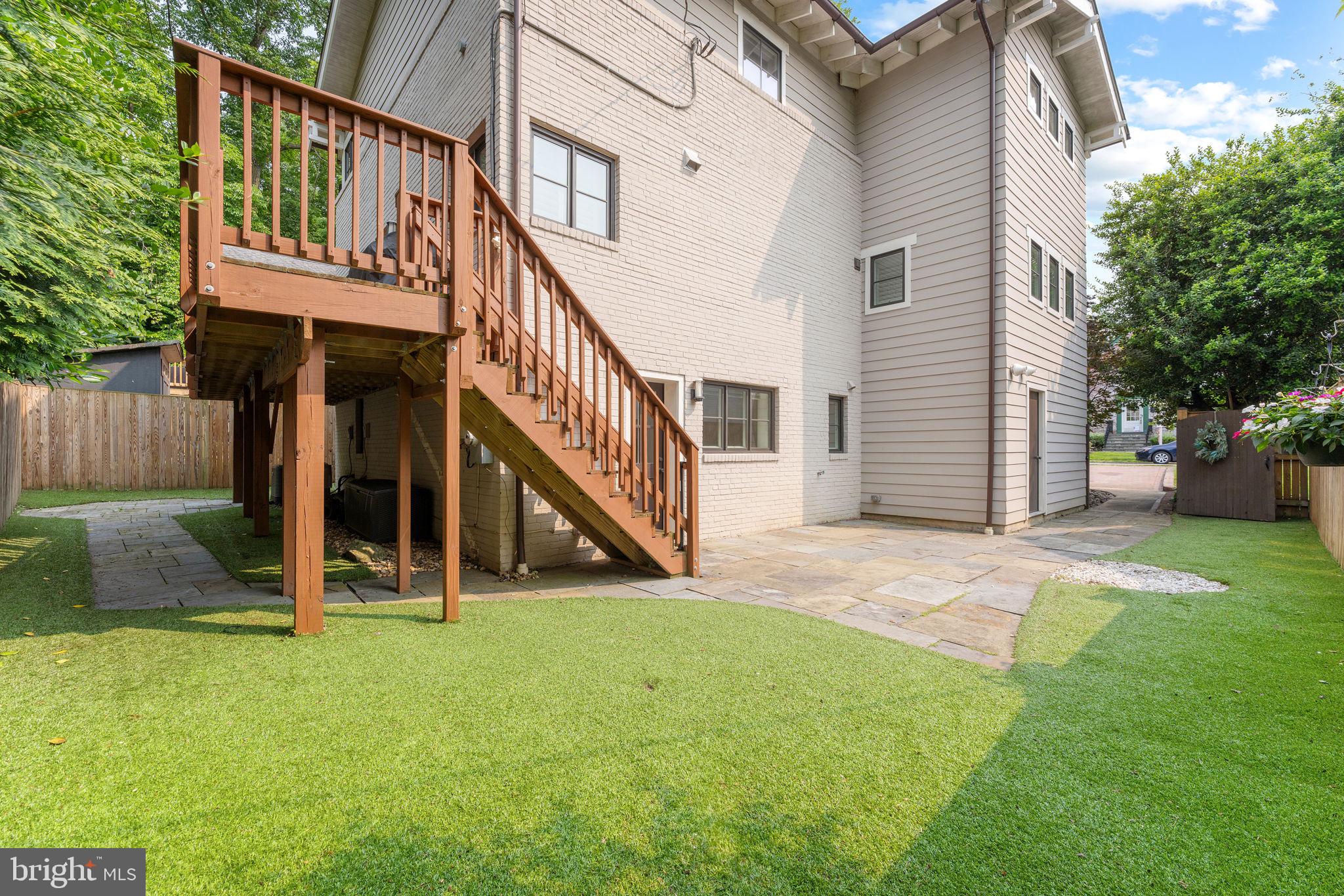 LYON VILLAGE - Residential