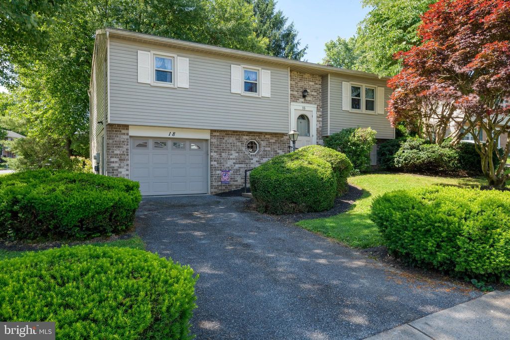 Photo of 18 Clarendon Drive, Lancaster, PA 17603 (MLS # PALA2051888)