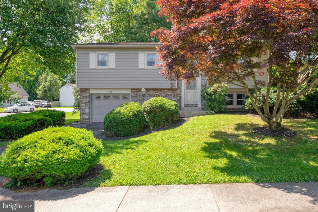 Photo of 18 Clarendon Drive, Lancaster, PA 17603 (MLS # PALA2051888)