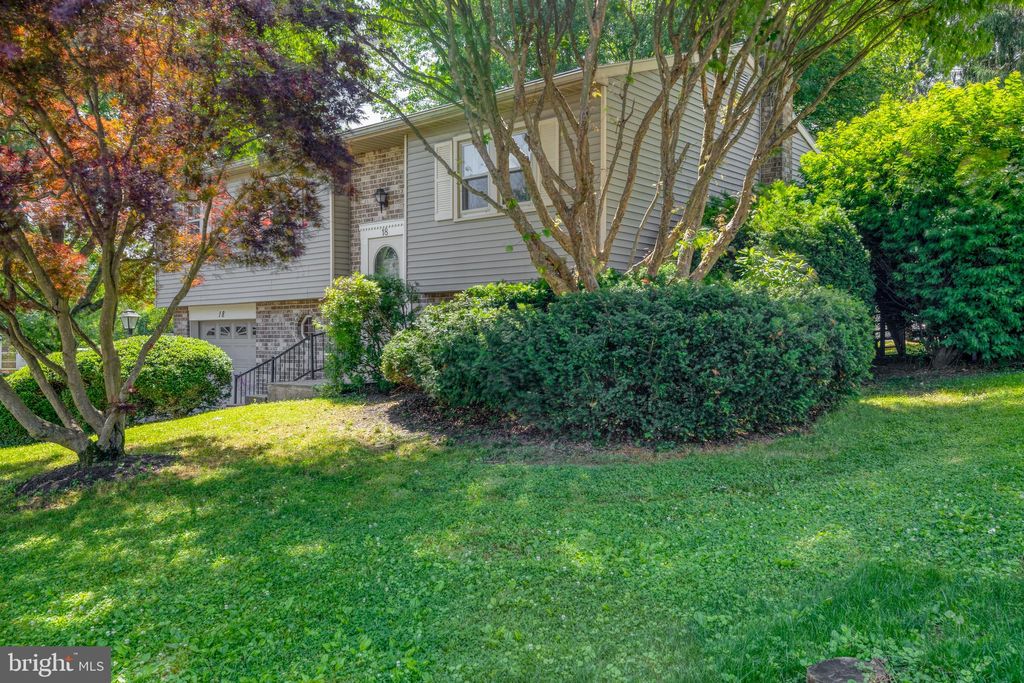 Photo of 18 Clarendon Drive, Lancaster, PA 17603 (MLS # PALA2051888)