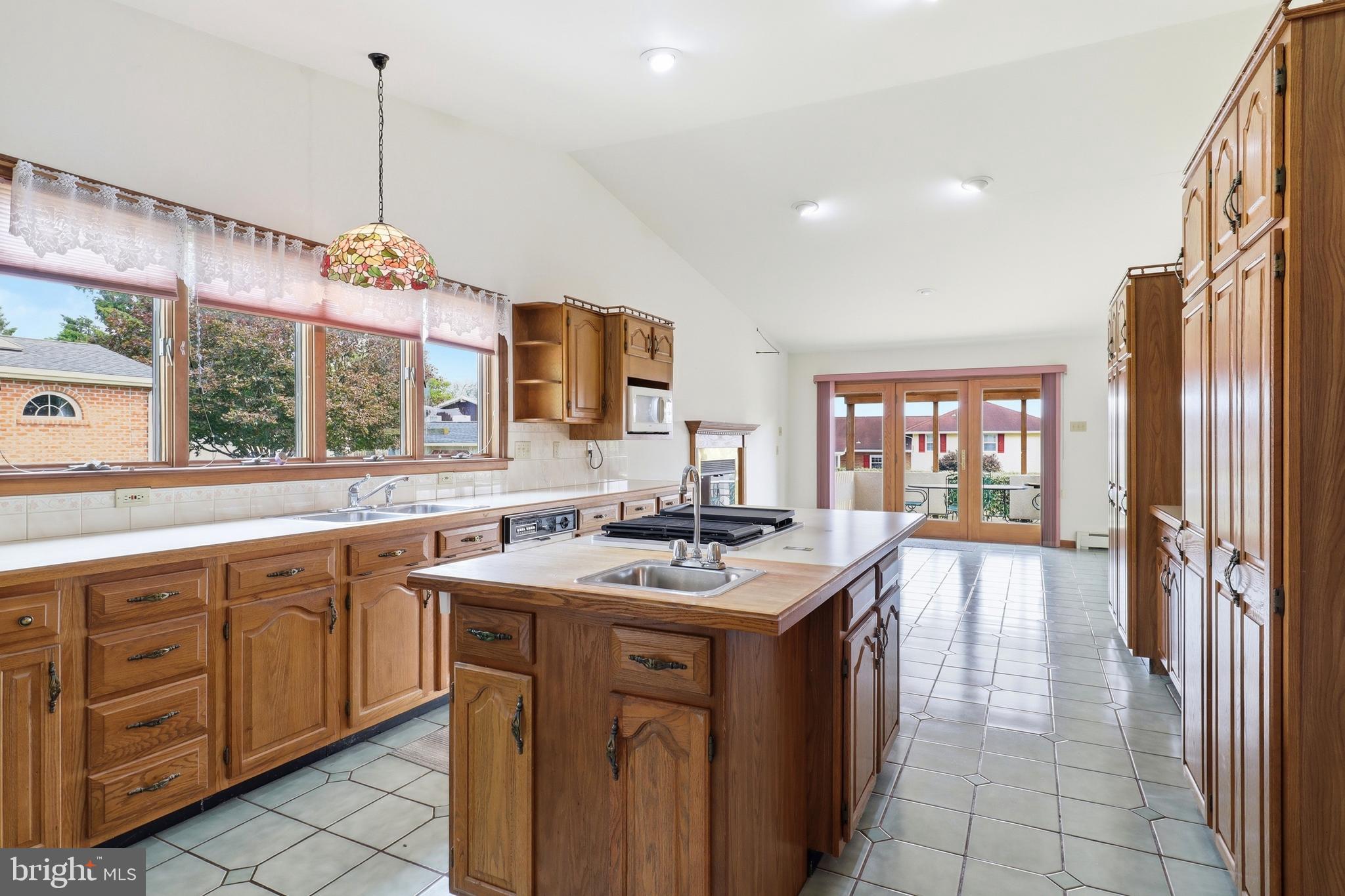 2884 SUNSET DRIVE