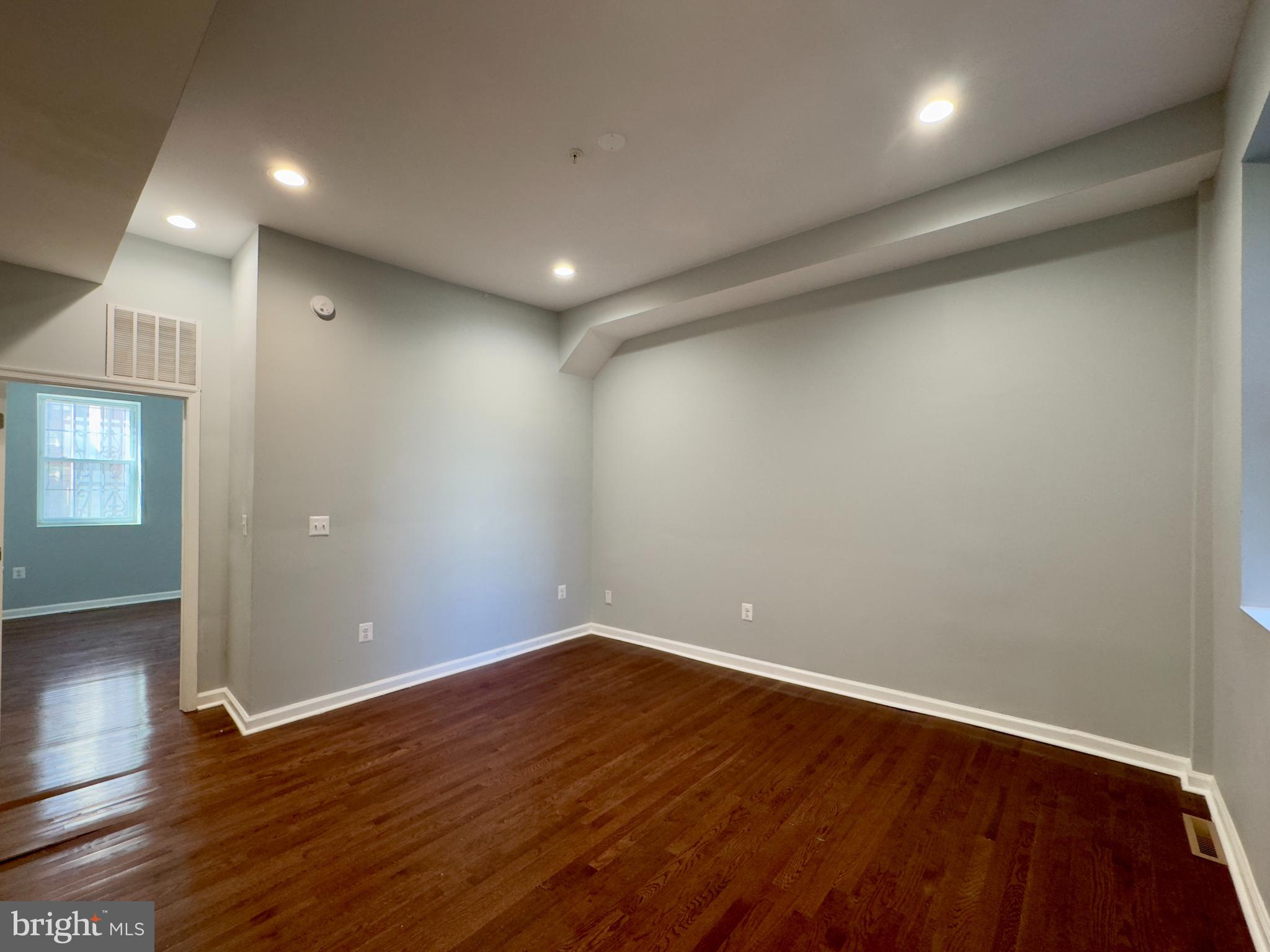 DOWNTOWN - Residential Lease