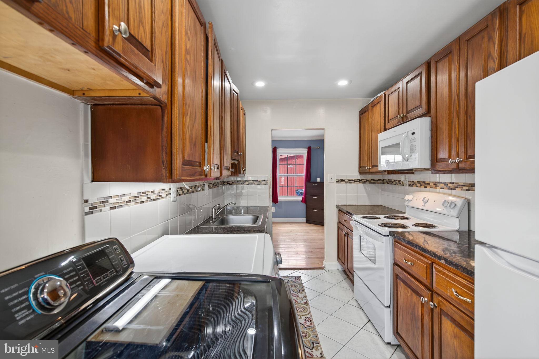 DULLES PARK TOWNHOUSES - Residential