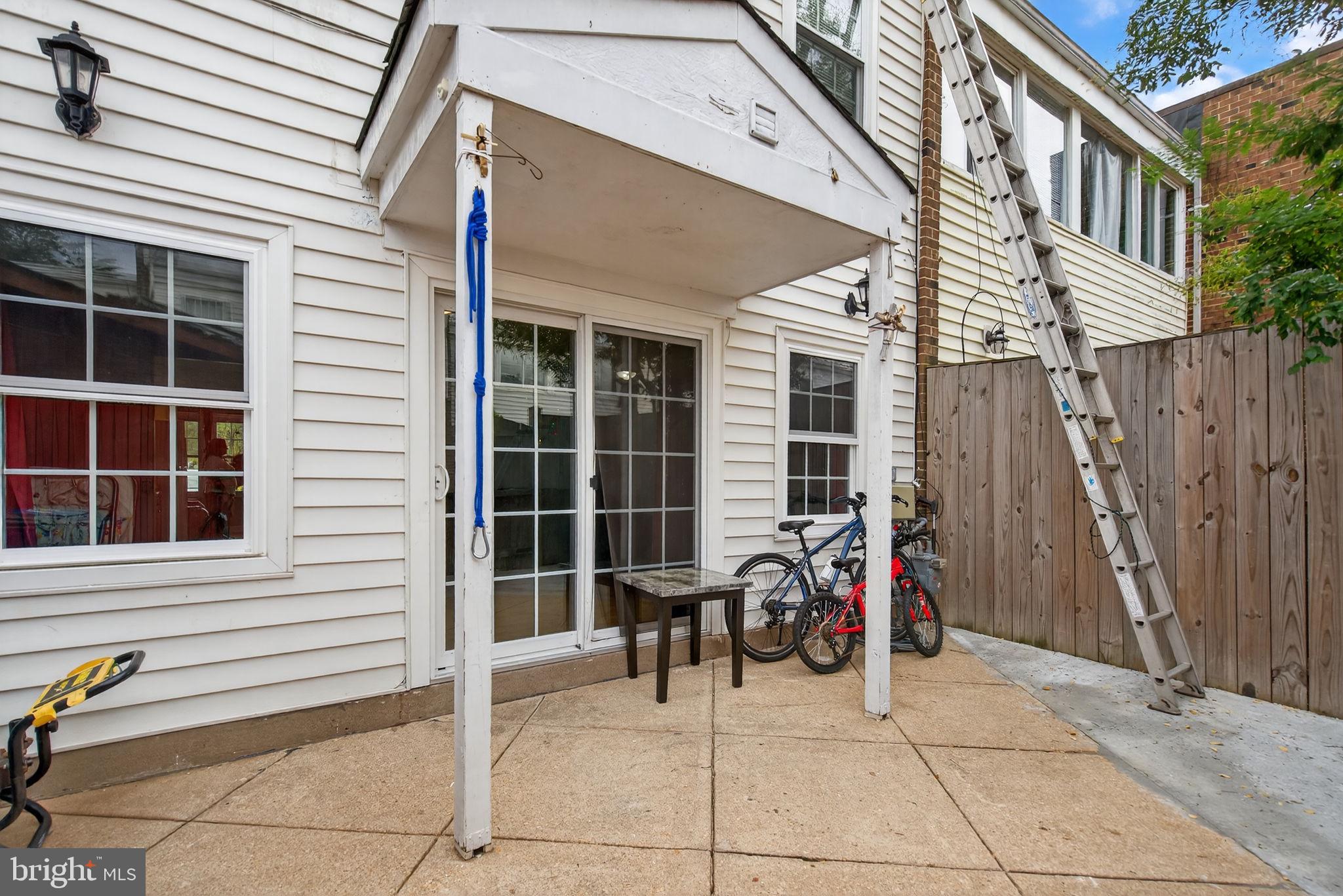 DULLES PARK TOWNHOUSES - Residential