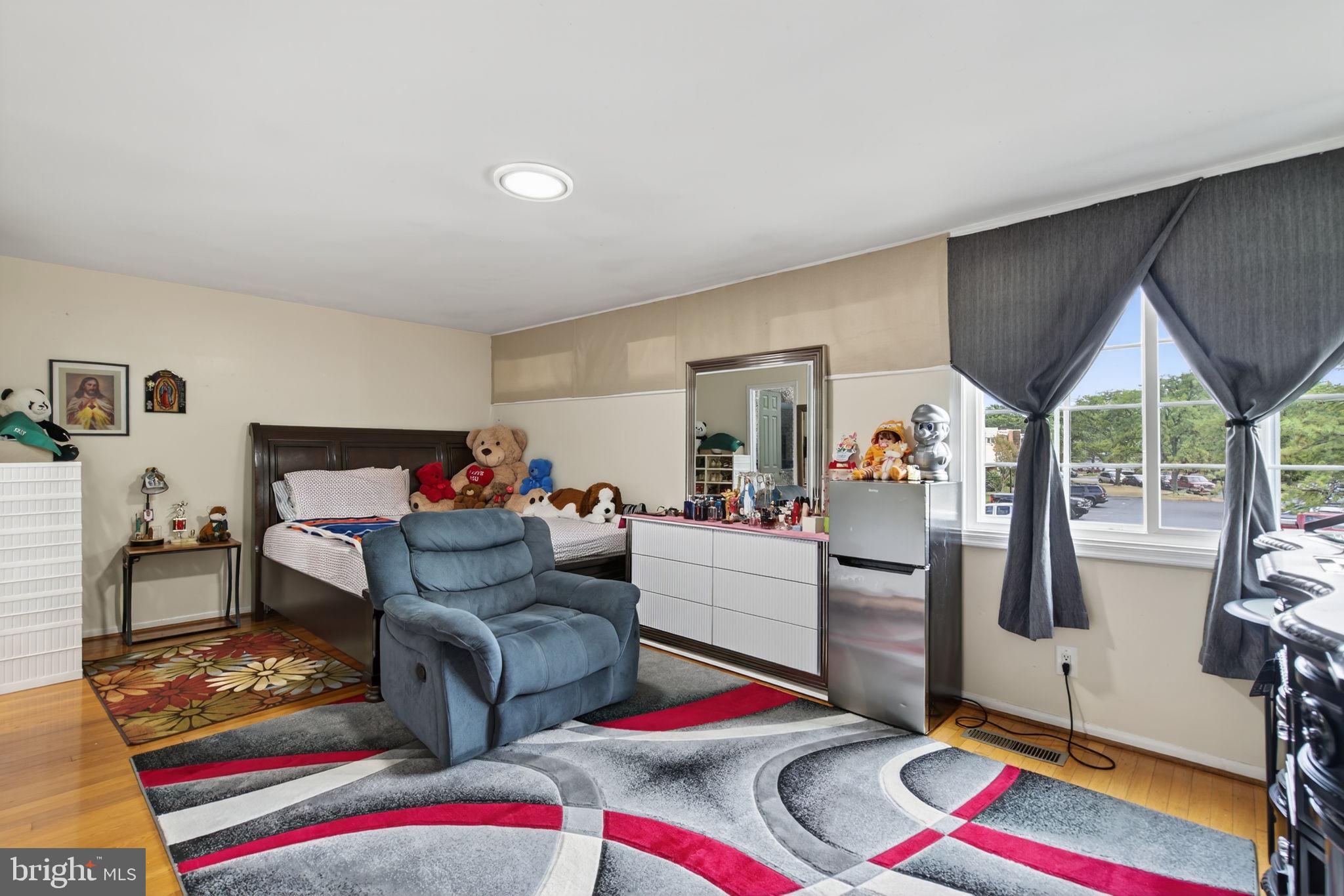 DULLES PARK TOWNHOUSES - Residential