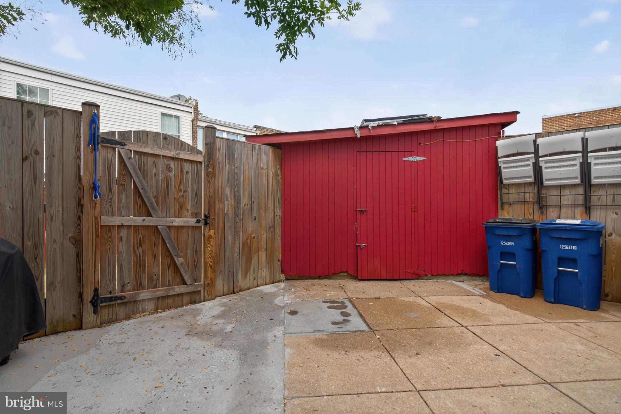 DULLES PARK TOWNHOUSES - Residential