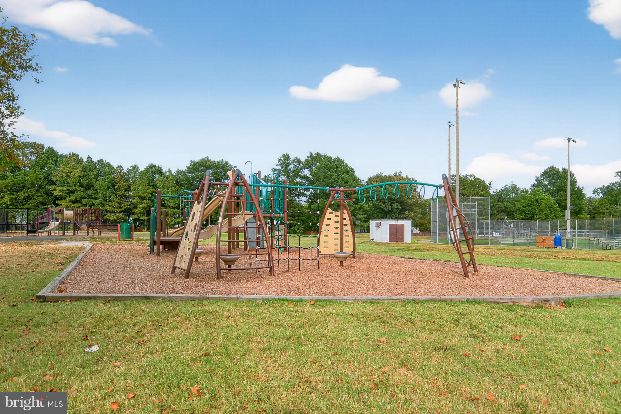 DULLES PARK TOWNHOUSES - Residential