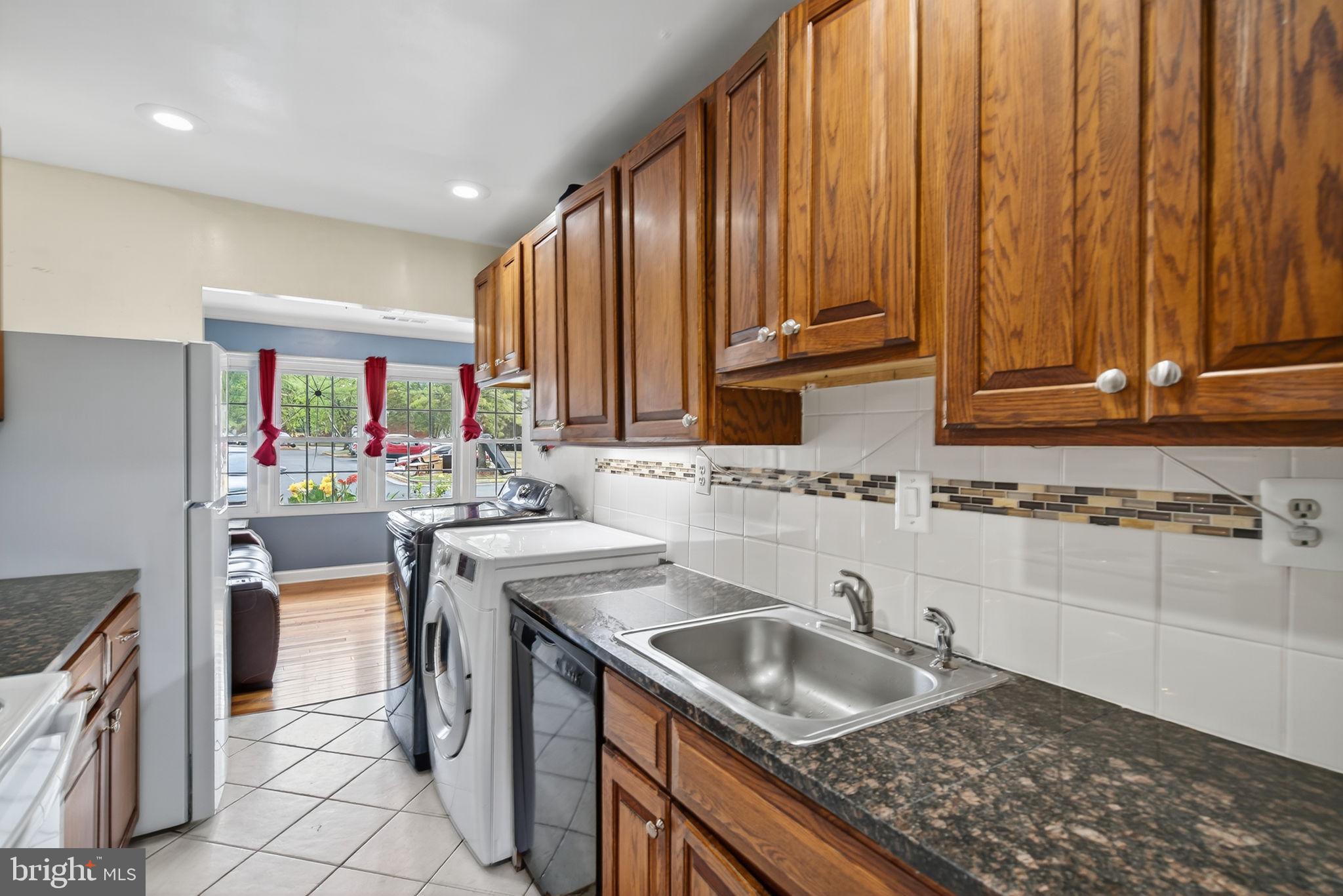 DULLES PARK TOWNHOUSES - Residential