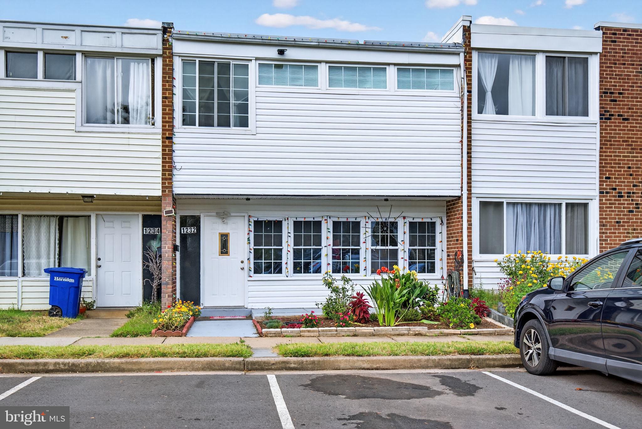 DULLES PARK TOWNHOUSES - Residential