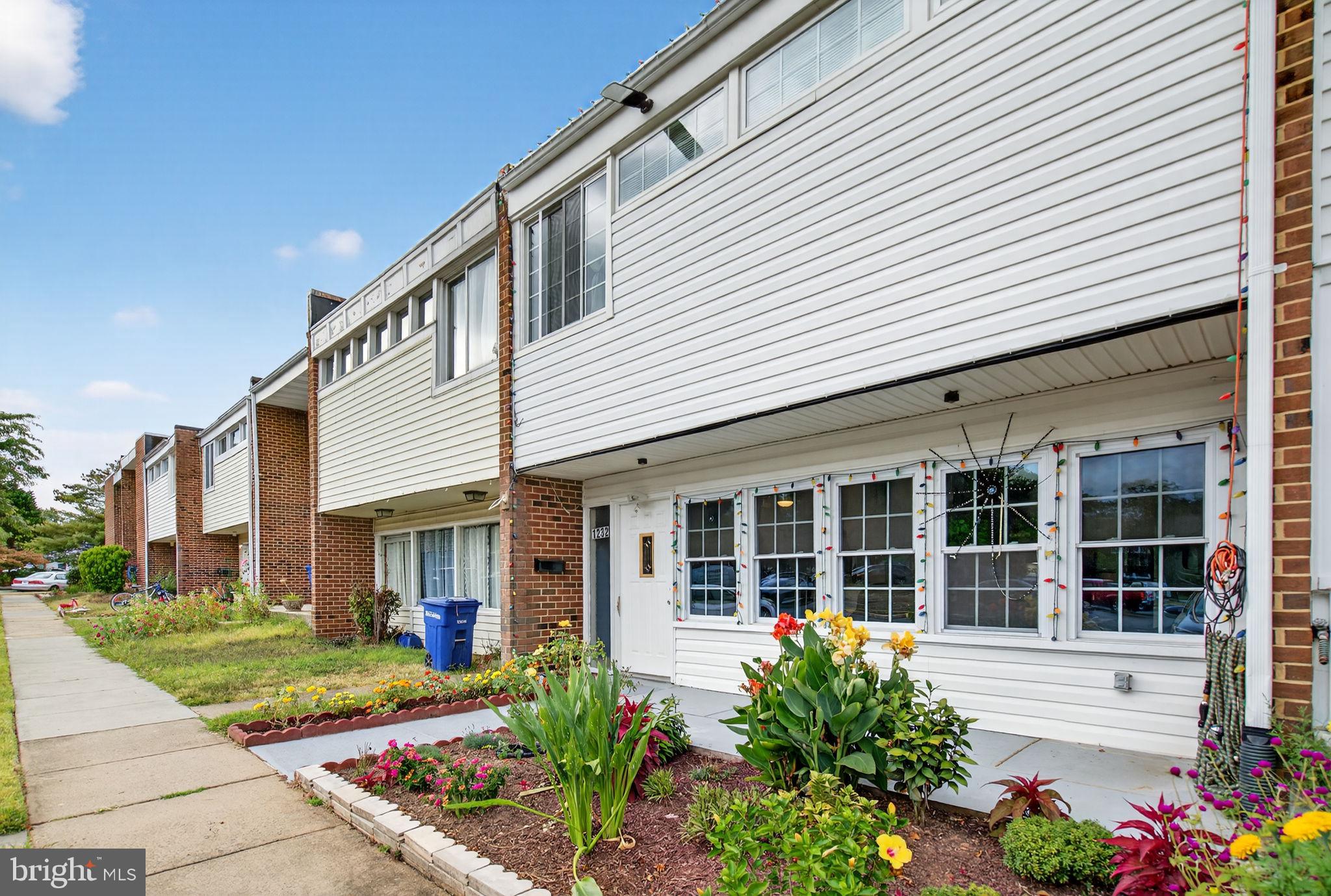 DULLES PARK TOWNHOUSES - Residential