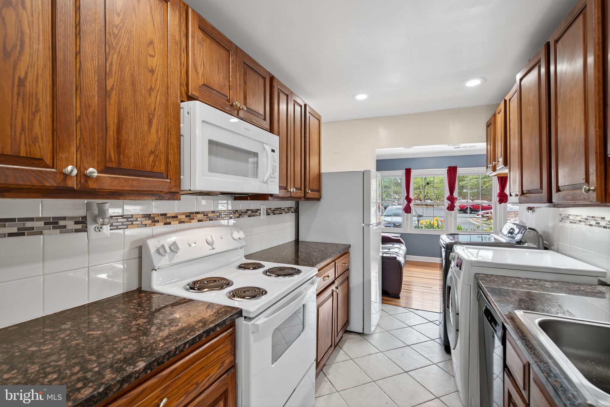 DULLES PARK TOWNHOUSES - Residential