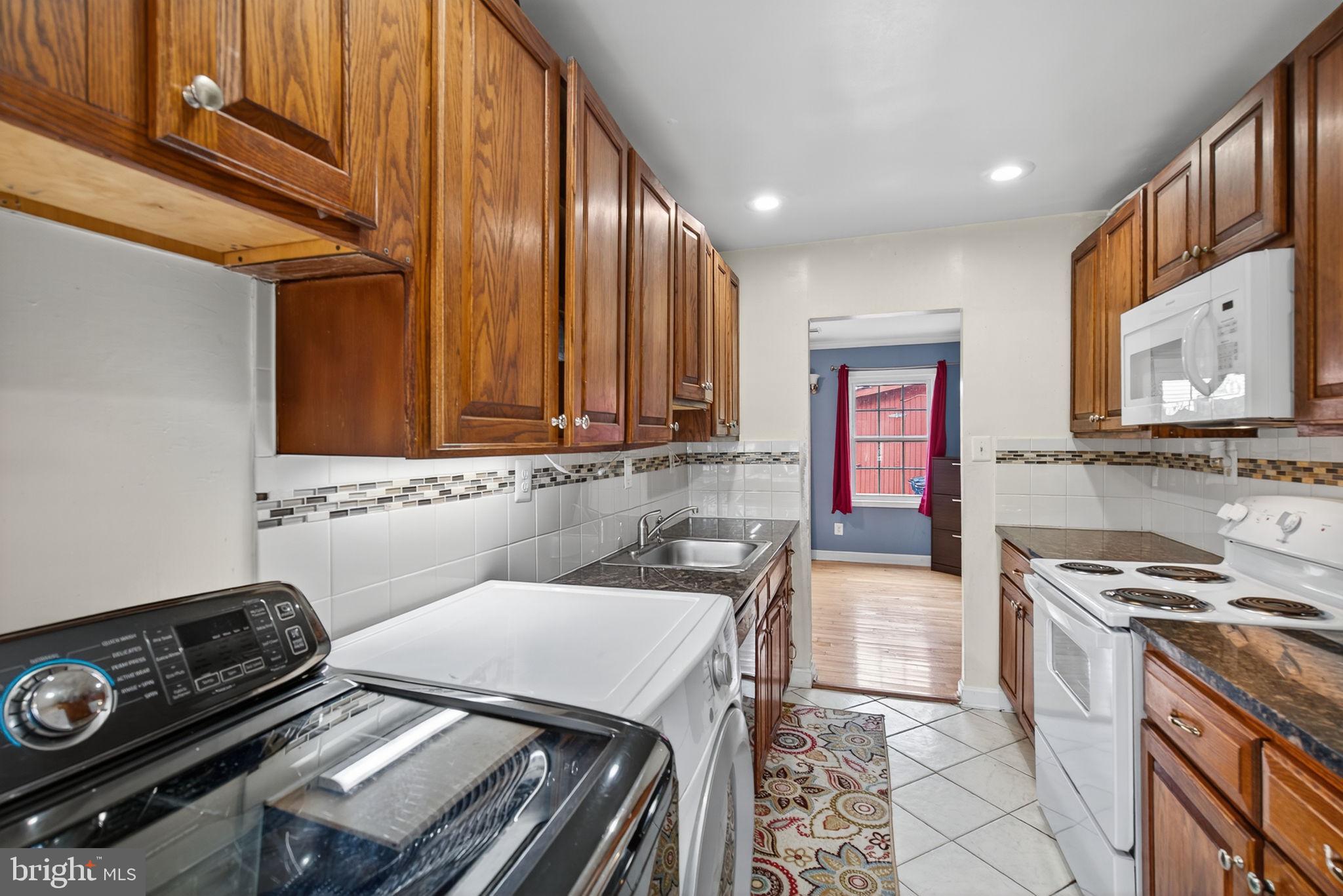 DULLES PARK TOWNHOUSES - Residential