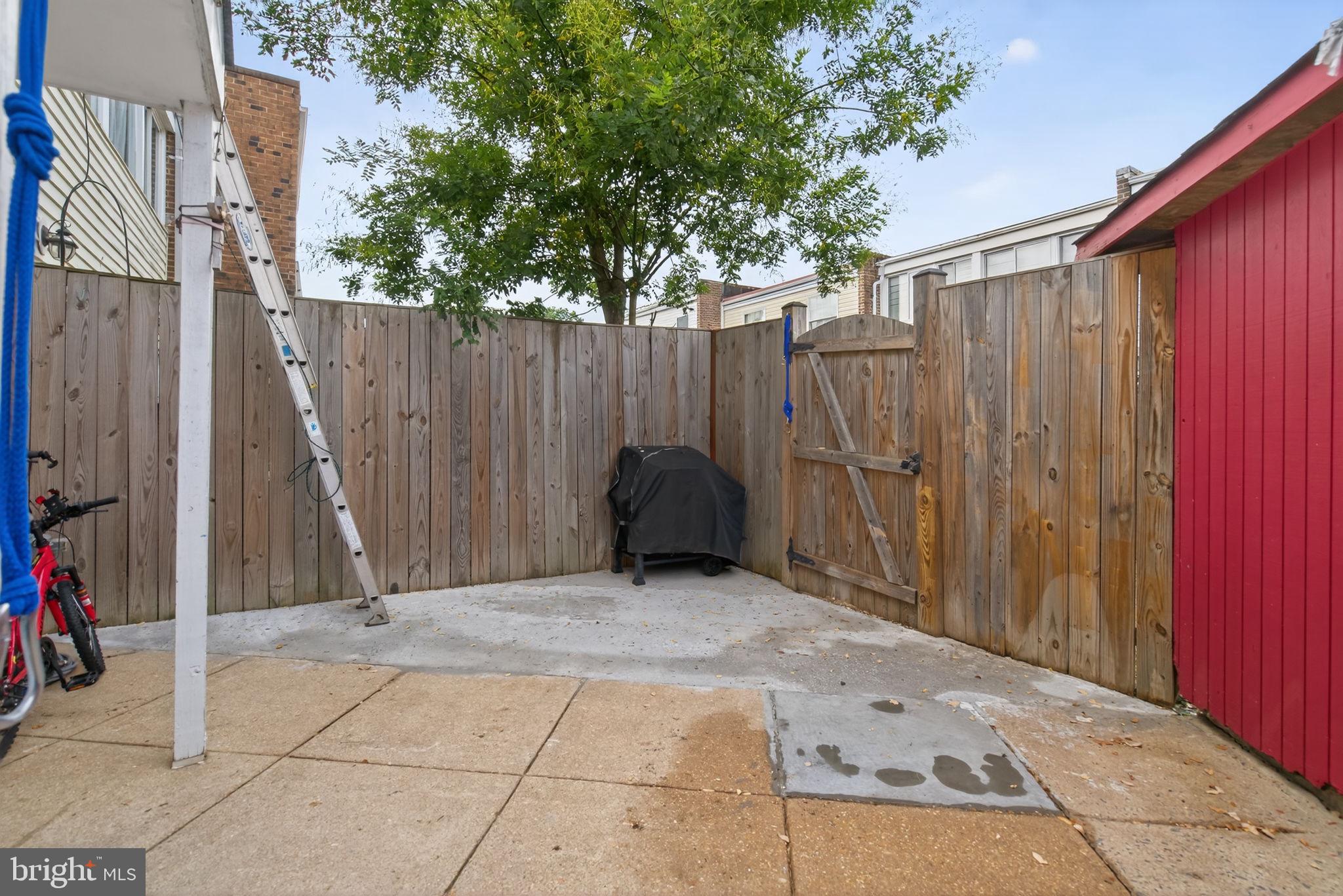 DULLES PARK TOWNHOUSES - Residential
