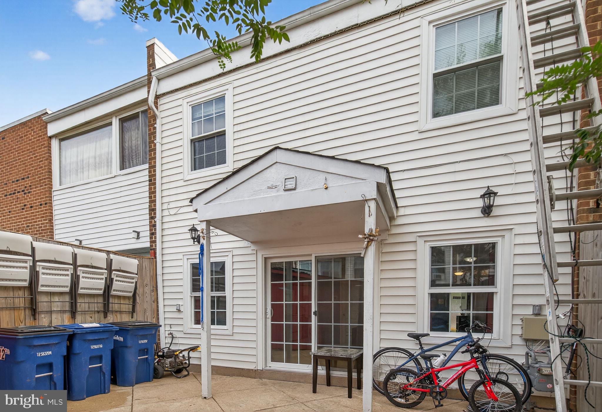 DULLES PARK TOWNHOUSES - Residential