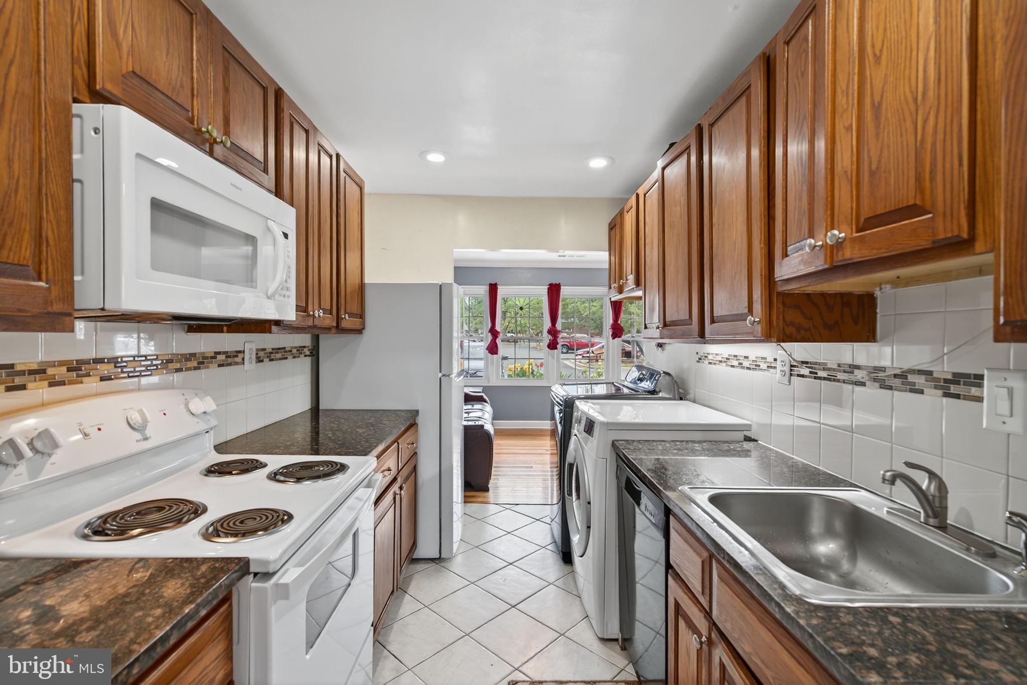 DULLES PARK TOWNHOUSES - Residential