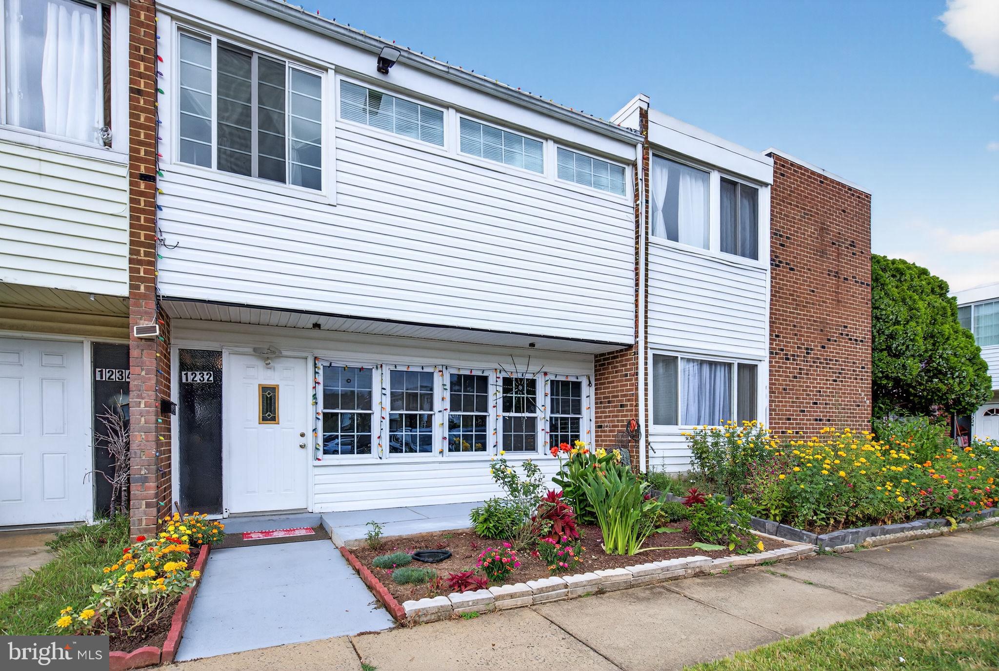 DULLES PARK TOWNHOUSES - Residential
