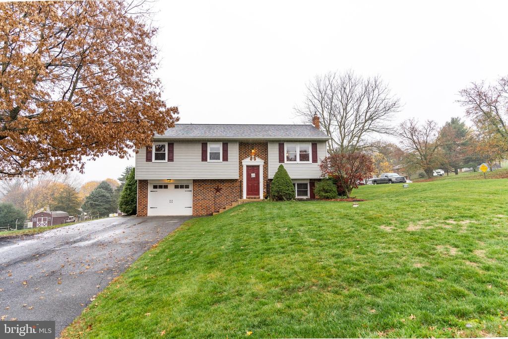 Photo of 725 WEBSTER HILL RD, LITITZ, PA 17543 (MLS # PALA2029338)
