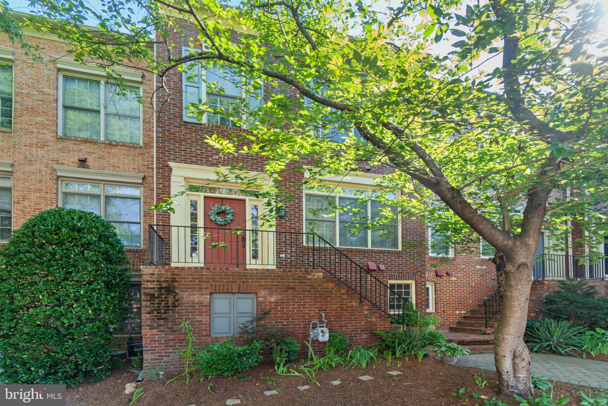 COURTS OF BALLSTON - Residential Lease